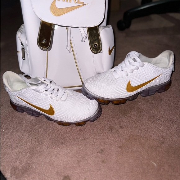 Brand new white Womens size 9 with matching backpack - Picture 11 of 12